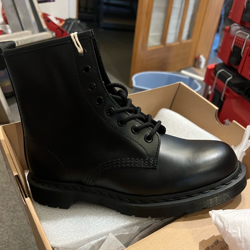 DR. MARTENS 1460 MONO SHOES